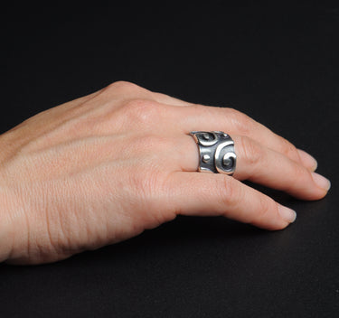 Anillo pogua plata pavonada.